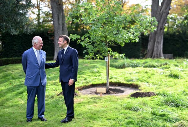 Charles III et Emmanuel Macron ont planté un arbre dans les jardins de l'ambassade britannique à Paris le 20 septembre 2023