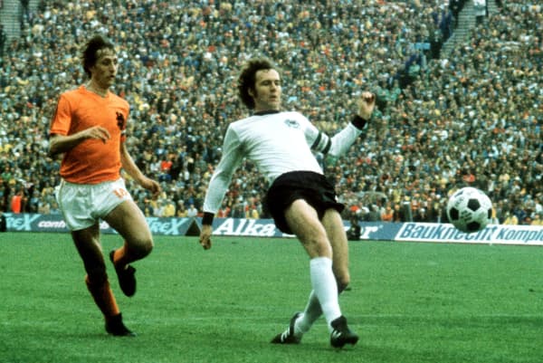 Franz Beckenbauer (en blanc) face à Johan Cruyff lors de la finale de la Coupe du monde 1974