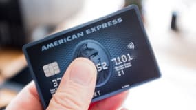 Une main tient une carte de crédit America Express  (photo d'illustration) 