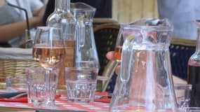 Les carafes d'eau du robinet sont gratuites dans tous les restaurants.