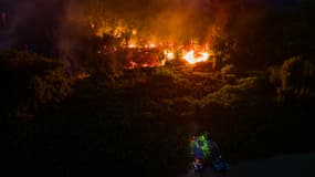Vue aérienne montrant un feu de forêt faisant rage dans le parc Encontro das Aguas près de la rivière Sao Lourenco dans la zone humide du Pantanal, le 12 novembre 2023.