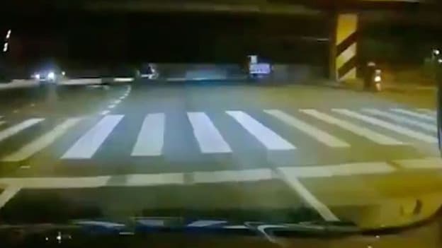 EN VIDÉO - Trois morts dans l'effondrement spectaculaire d'un pont en Chine