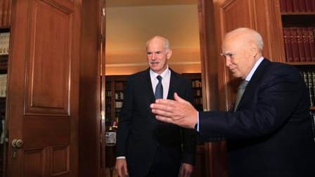 Le président grec Karolos Papoulias (à droite) accueille au palais présidentiel le Premier ministre George Papandreou. Ce dernier a annoncé à l'issue de leur entretien la tenue prochaine de consultations pour former un gouvernement de coalition. /Photo pr