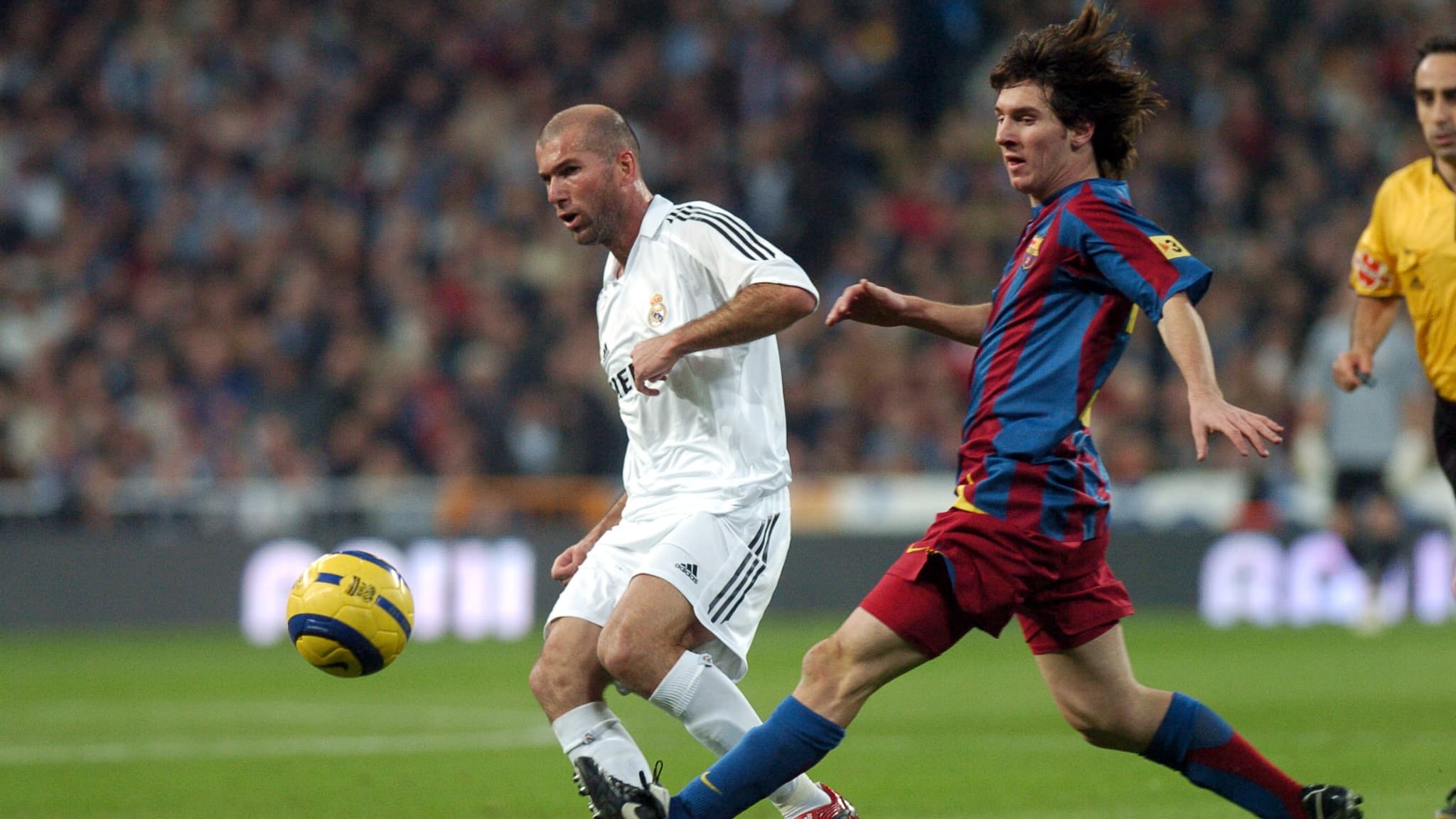 Zinedine Zidane face à Lionel Messi lors de Real-Barça en novembre 2005