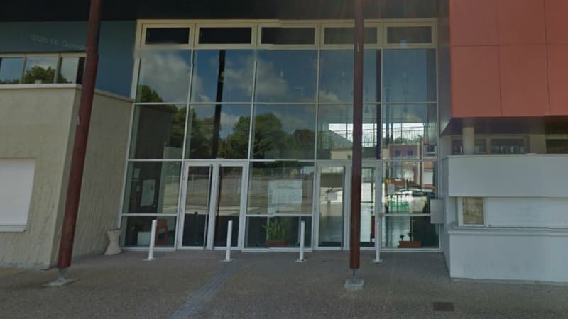 Entrée du collège Alphonse Allais. 