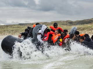 Des migrants embarquent à bord d'un canot pneumatique pour tenter de traverser la Manche, sur la plage d'Ecault à Saint-Etienne-au-Mont, près de Neufchâtel-Hardelot, dans le nord de la France, le 30 octobre 2024. 