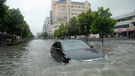 Inondations dans les rues de Yingtan, dans la province du Jiangxi. Des inondations et des glissements de terrain ont tué au moins 69 personnes et fait 44 disparus dans le sud de la Chine, selon l'agence de presse officielle Chine nouvelle. /Photo prise le