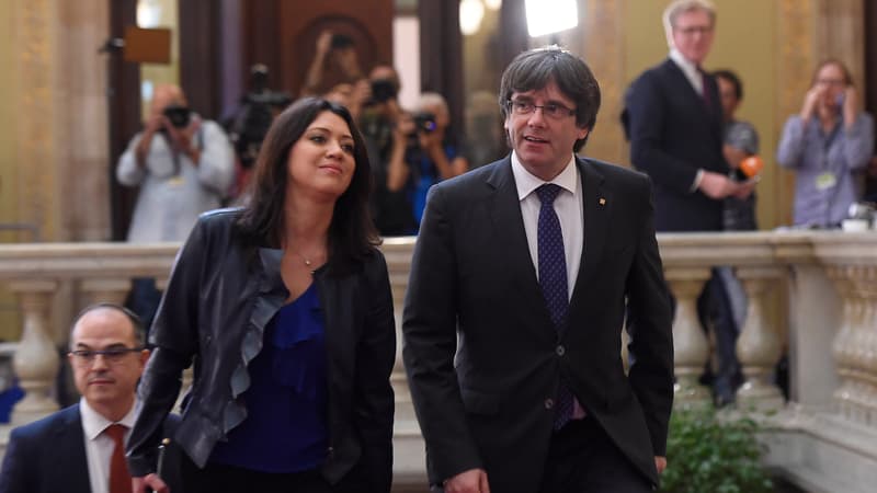 Le président de la région catalane Carles Puigdemont, arrive au siège du parlement catalan avec sa femme Marcela Topor, le 27 octobre 2017 à Barcelone. 