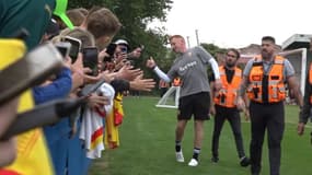 Will Still saluant le public du RC Lens lors de la séance d'entraînement ouverte au public, le 20 août 2024.