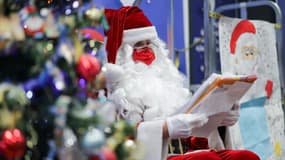 Le "père Noël" lit les courriers adressés à son secrétariat le 10 décembre 2020 à Libourne