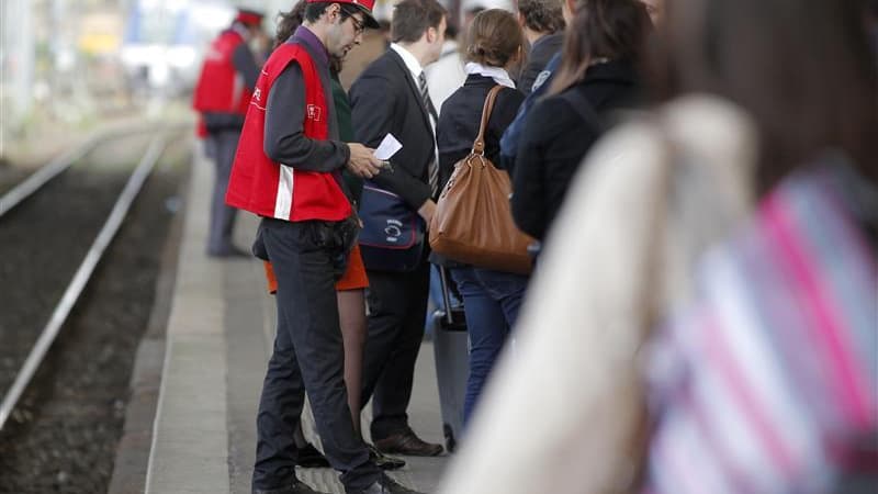 La circulation des trains sera normale pendant les fêtes, le syndicat de conducteurs FGAAC-CFDT ayant levé lundi son préavis déposé pour les week-ends de décembre après une réunion avec la direction du transporteur. /Photo d'archives/REUTERS/Vincent Kessl