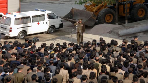 Cette photo, rendue publique samei par l'agence de presse officielle KCNA, montre un responsable du département de la construction présenter des excuses publiques aux résidents où a eu lieu le drame.