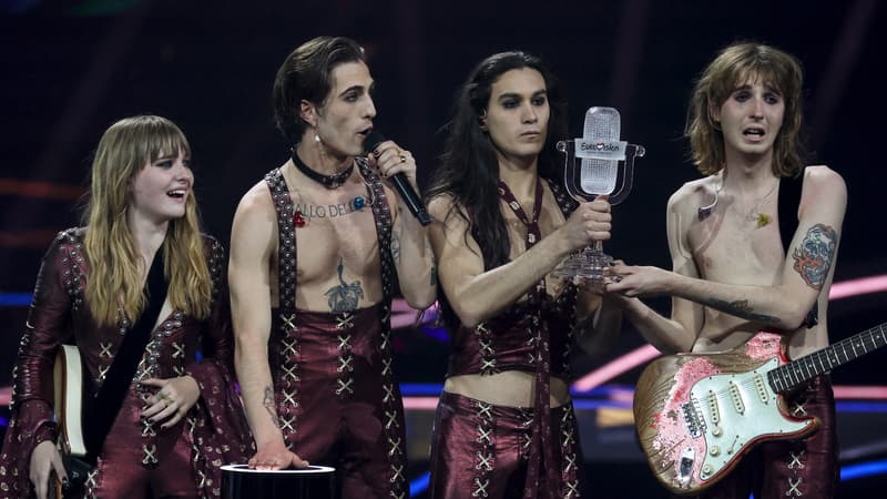 Le quatuor Måneskin brandissant le trophée de l'Eurovision 2021, quelques instants après leur victoire