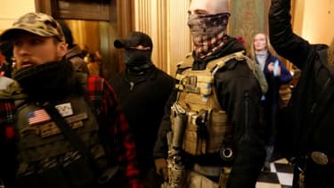 Des manifestants tentent d'entrer dans le Capitole de Lansing, siège de l'Assemblée de l'Etat du Michigan, pour exiger la fin du confinement décrété pour lutter contre la propagation du coronavirus, le 30 avril 2020