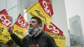 Le 26 avril 2016, un manifestant portant le drapeau de la CGT sur l'esplanade de La Défense, lors d'une manifestation des cheminots pour défendre leurs conditions de travail. (Photo d'illustration) 