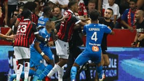 Des joueurs de l'OM et de Nice face à un supporter, à Nice le 22 août 2021