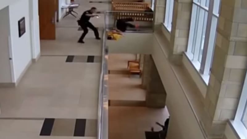 Menotté, un Américain a sauté par-dessus une balustrade, tombant d'un étage, afin d'échapper à son procès