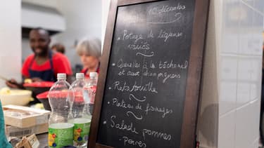 Chaque convive - le restaurant peut en accueillir trente - doit aider en cuisine, débarrasser, passer un coup sur la table ou faire la plonge.