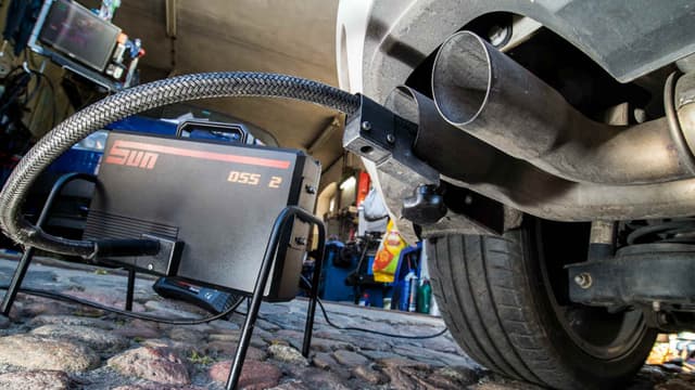 Normes plus sévères, quota de voitures électriques à vendre, les députés européens veulent imposer des normes en matière d'émissions plus sévères au secteur automobile.