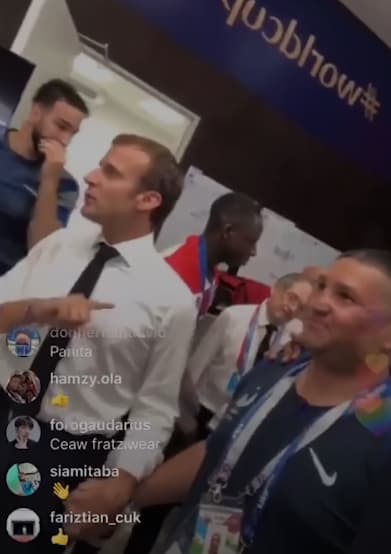 Emmanuel Macron et un adjudant-chef grièvement blessé au Mali. Emmanuel Macron et un adjudant-chef grièvement blessé au Mali.
