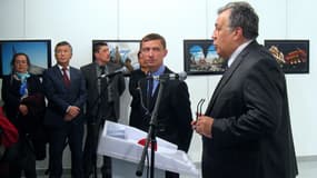 Andreï Karlov s'exprimant au musée d'Ankara peu avant d'être abattu. 