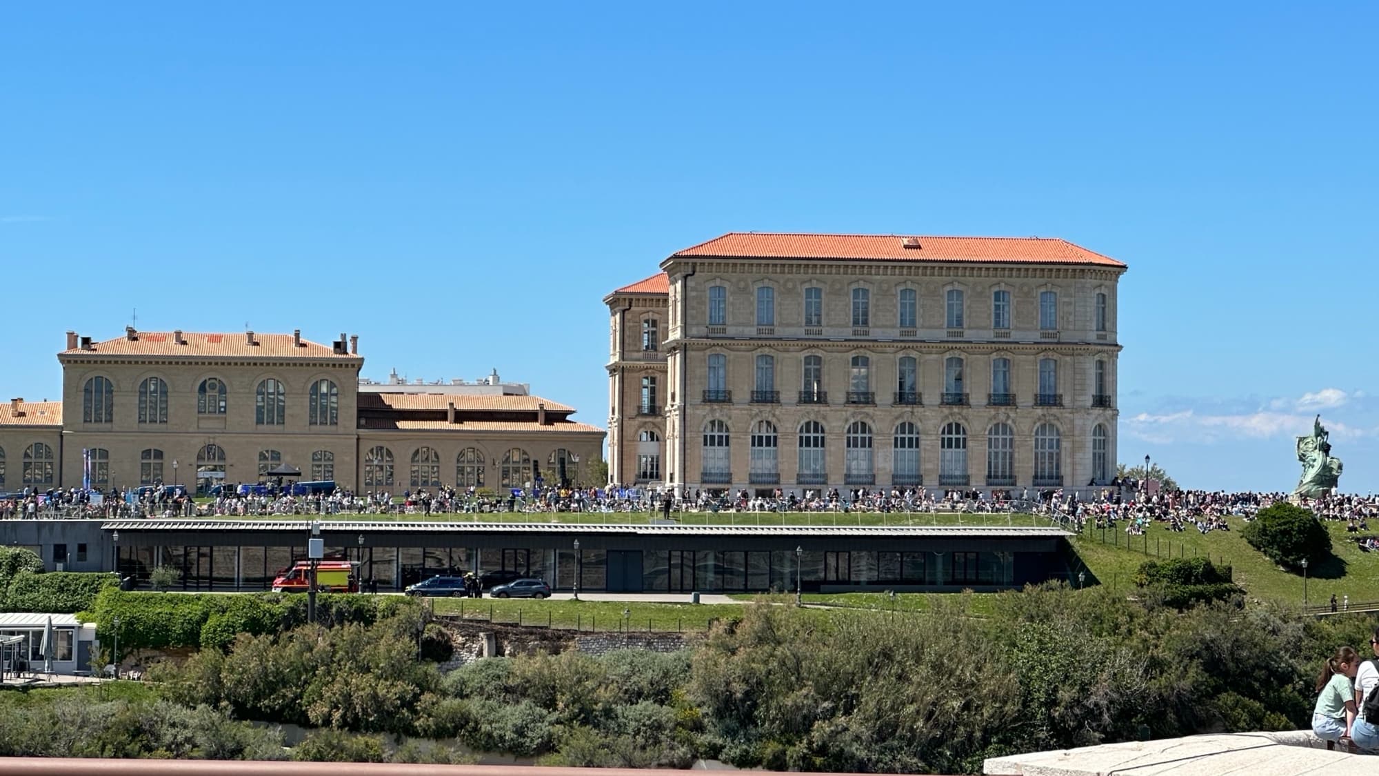 La foule au palais du Pharo de Marseille, le 8 mai 2024