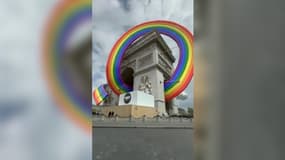 Dans un montage vidéo, un artiste américain a redécoré l'Arc de Triomphe aux couleurs LGBT.
