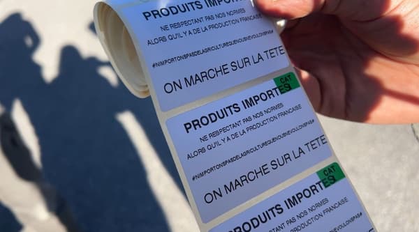 Des étiquettes préparées par les agriculteurs dénonçant les produits importés en France le mercredi 31 janvier à Digne-les-Bains (Alpes-de-Haute-Provence).
