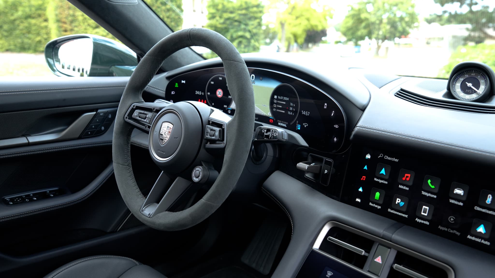 A l'intérieur de la Porsche Taycan Cross Turismo 2024.
