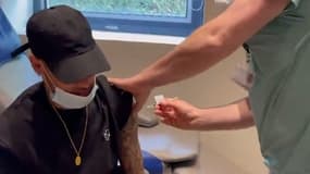 Neymar se faisant vacciner contre le coronavirus, le 20 mai 2021