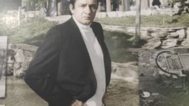 Johnny Cash devant sa maison avant l'incendie qui l'a ravagée en 2007. Johnny Cash devant sa maison avant l'incendie qui l'a ravagée en 2007.