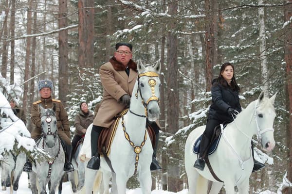 Kim Jong Un à cheval aux côtés de son épouse, Ri Sol Ju, sur le Mont Paektu Kim Jong Un à cheval aux côtés de son épouse, Ri Sol Ju, sur le Mont Paektu