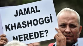 "Où est Jamal Khashoggi?", peut-on lire sur cette pancarte tenue par un homme en face du consulat d'Arabie saoudite à Istanbul, le 9 octobre 2018. 