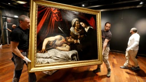 La toile attribuée au Caravage et représentant Judith décapitant Holopherne est exposée le 14 juin 2019 à l'hôtel Drouot à Paris en prévision de sa vente aux enchères le 27 juin à Toulouse