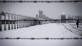 La police israélienne vient d'arrêter neuf cadres d'agences de voyages soupçonnées de s'être entendues frauduleusement sur les prix qu'elles pratiquaient pour emmener les lycéens visiter Auschwitz et d'autres anciens camps de concentration nazis en Pologne - Mardi 19 janvier 2016