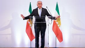 Le leader de l'opposition iranienne et fils du dernier shah d'Iran Mohammad Reza Pahlavi, Reza Pahlavi, tient une conférence de presse à Paris le 23 juin 2025. 