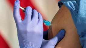Une infirmière se fait vacciner contre le Covid-19 à l'hôpital universitaire George Washington, le 14 décembre 2020 à Washington