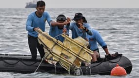 Des sauveteurs de la marine indonésienne récupérant des débris du Boeing 737 de Sriwijaya Air, qui s'est accidenté en mer le 9 janvier 2021