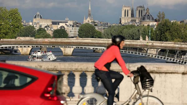 Une cycliste sur un pont parisien (Photo d'illustration).