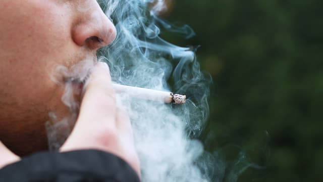 Les hommes qui travaillent dans le froid, le bruit ou la saleté diminuent leur consommation de tabac. C'est tout le contraire chez les femmes.
