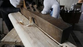 Jean-Marc Ayrault a annoncé jeudi pour la fin de l'année la mise au point d'un plan pour les 1,2 million d'entreprises artisanales. /Photo prise le 27 mars 2012/REUTERS/Ilya Naymushin