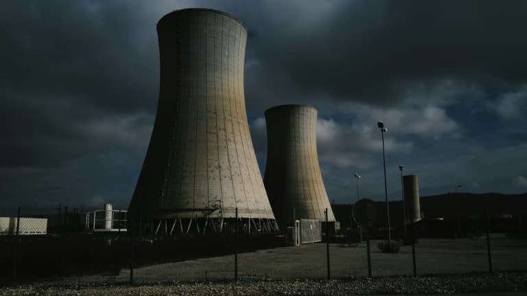 Les deux tours de refroidissement de la centrale nucléaire du Tricastin, le 26 janvier 2023 à Saint-Paul-Trois-Châteaux (Drôme) 