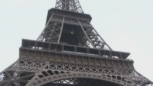 Le militant a déployé une banderole sur laquelle on peut lire "Free the Artic 30" (libérez les 30 de l'Arctique) et "Militants en prison, climat en danger".