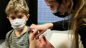 Un enfant est vacciné à Paris, le 17 décembre 2021