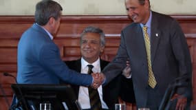 Pablo Beltran, négociateur en chef de l'ELN, serre la main de Juan Camilo Restrepo, négociateur en chef du gouvernement colombien, en août 2017. 
