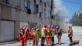 Les marins-pompiers en intervention lors d'un incendie ayant fait un mort dans le 8e arrondissement de Marseille, le 16 mai 2022.