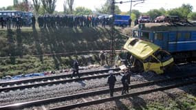 Trente-sept personnes au moins ont trouvé la mort et 12 ont été blessées dans la collision entre un bus et un train de marchandises dans la la région de Dnipropetrovsk, dans l'est de l'Ukraine. REUTERS/Service de presse du ministère des Situations d'urgen