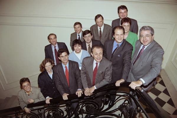 Garde rapprochée. Confirmé à la tête du PS en octobre 1993, Michel Rocard veut s'appuyer sur le parti pour appliquer sa politique d'ouverture aux centristes et aux écologistes. Garde rapprochée. Confirmé à la tête du PS en octobre 1993, Michel Rocard veut s'appuyer sur le parti pour appliquer sa politique d'ouverture aux centristes et aux écologistes.