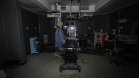 Vue intérieure de l'hôpital Al-Awda qui a annoncé avoir suspendu les services médicaux en raison d'un manque de carburant nécessaire au fonctionnement de ses générateurs électriques dans le camp de réfugiés de Nuseirat, à Deir al-Balah, à Gaza, le 25 décembre 2025.