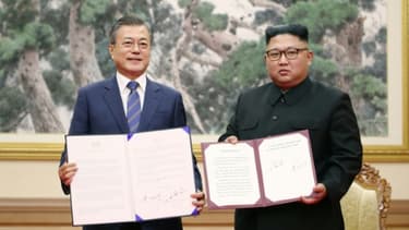 Les leaders sud-coréen Moon Jae-in (gauche) et nord-coréen Kim Jong Un à Pyongyang le 19 septembre 2018